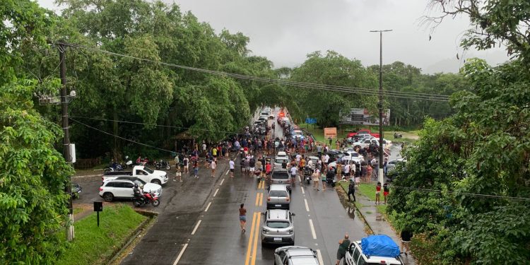 Protesto interdita Rio-Santos, em Angra dos Reis, por falhas no fornecimento de energia