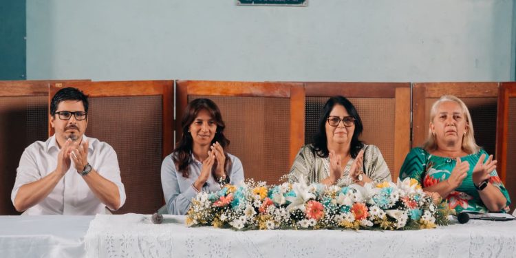 Katia Miki participa de cerimônia de posse da nova direção da APAE de Barra do Piraí