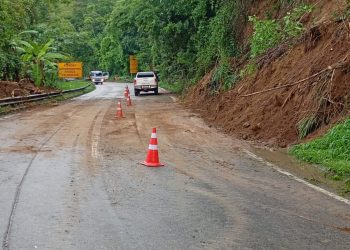 Dutra: Serra das Araras segue com pista de descida interditada após deslizamento