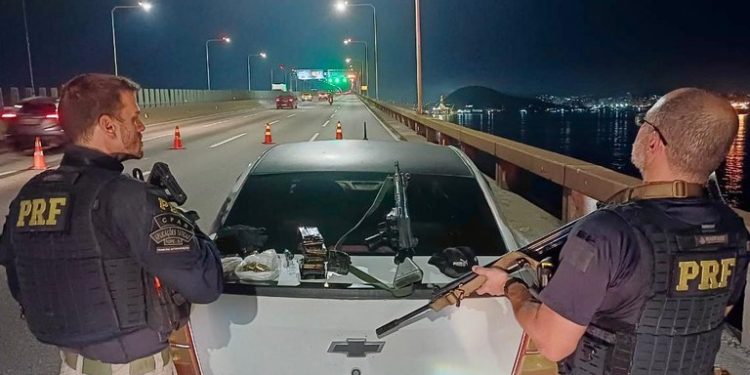PRF apreende fuzil, granada e munições após acidente na Ponte Rio-Niterói