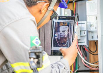 Medidores inteligentes de energia: distribuidoras devem modernizar 2% da rede ao ano a partir de 2026