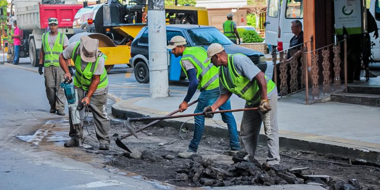 Prefeitura intensifica tapa-buracos em área central de Barra do Piraí