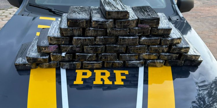 PRF apreende 40 kg de pasta base de cocaína e prende dois homens na Dutra
