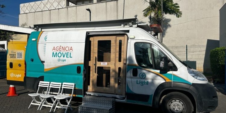 Light leva agência móvel a sete cidades do interior do RJ