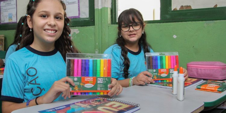 Barra Mansa continua entrega de kits escolares a alunos da rede municipal
