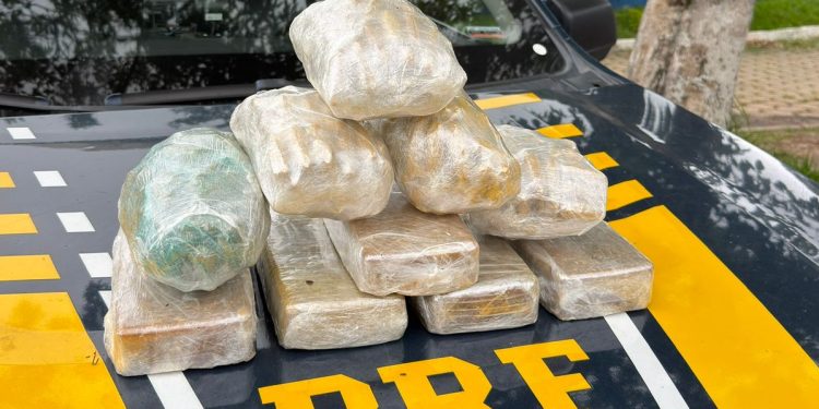 PRF apreende mais de 10 kg de pasta base de cocaína escondidos em carro na Dutra