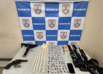 Adolescente é apreendido com submetralhadora, revólver e drogas em Volta Redonda