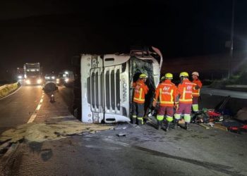 Motorista morre após carreta tombar na Dutra, em Barra Mansa