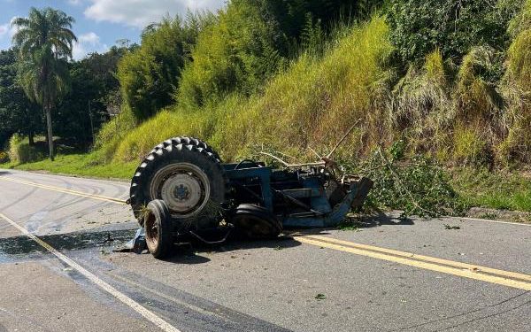 Trator perde controle e cai na Rodovia dos Tropeiros