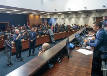 Douglas Ruas comanda sua primeira sessão como presidente da Alerj