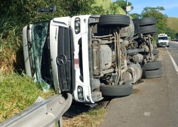 Carreta tomba na Dutra e interdita acostamento em Barra Mansa