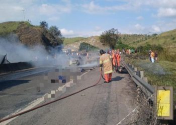 Explosão de carreta com gás deixa dois mortos e interdita Dutra em Barra Mansa