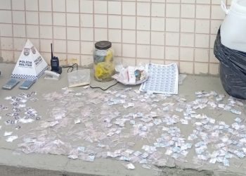 PM apreende cocaína, crack e rádio comunicador em ação contra tráfico em Paraty