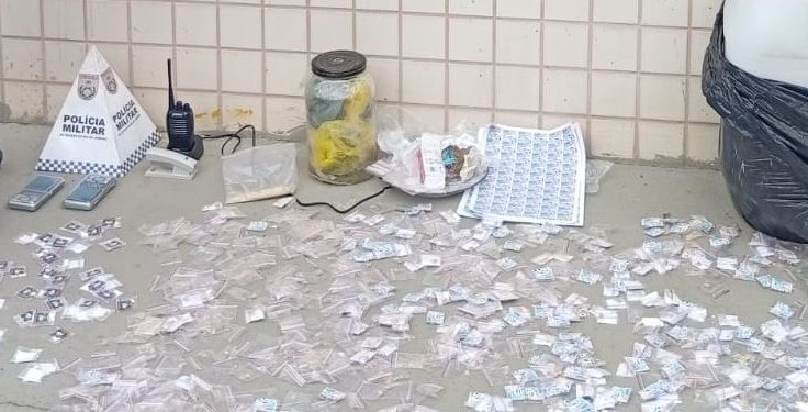 PM apreende cocaína, crack e rádio comunicador em ação contra tráfico em Paraty