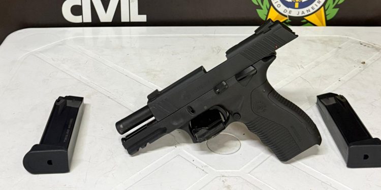 Polícia Civil apreende pistola de homem investigado por atirar contra carro da ex-namorada em Barra Mansa