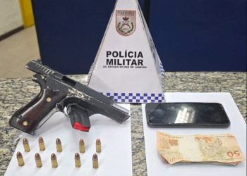 PM apreende pistola com numeração raspada e prende quatro homens em Barra Mansa