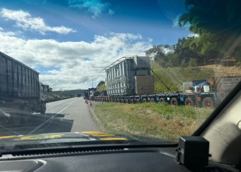 Carga de mais de 300 toneladas volta a trafegar pela Via Dutra no Sul do Rio