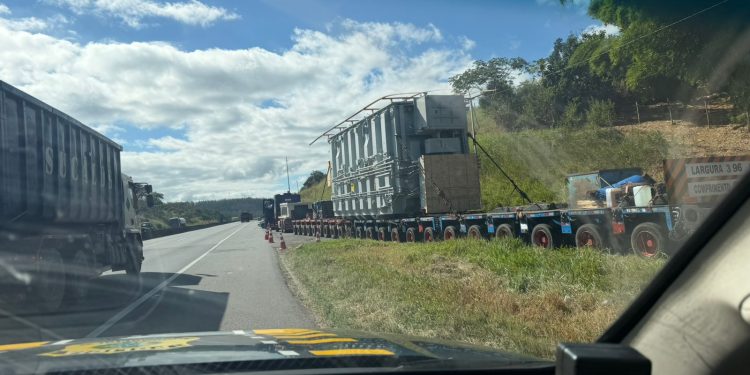 Carga de mais de 300 toneladas volta a trafegar pela Via Dutra no Sul do Rio