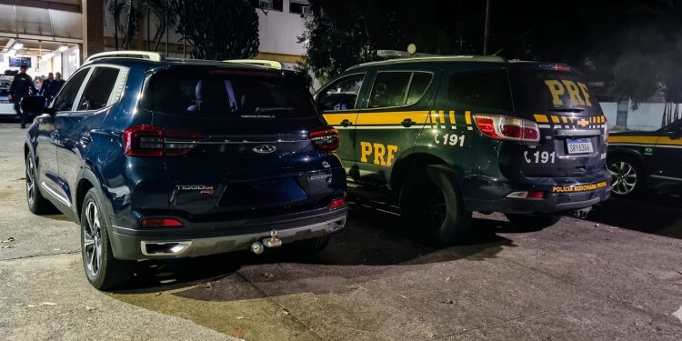 PRF recupera carro furtado avaliado em mais de R$ 120 mil na Via Dutra, em Porto Real