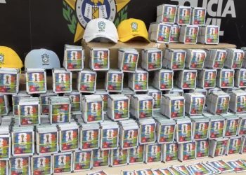 Polícia Civil apreende mais de 200 mil figurinhas falsas da Copa de 2026 na Baixada Fluminense