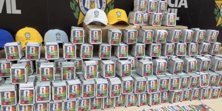 Polícia Civil apreende mais de 200 mil figurinhas falsas da Copa de 2026 na Baixada Fluminense