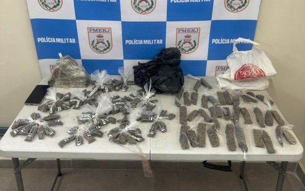 Homem é preso por tráfico de drogas após tentar fugir da PM em Volta Redonda