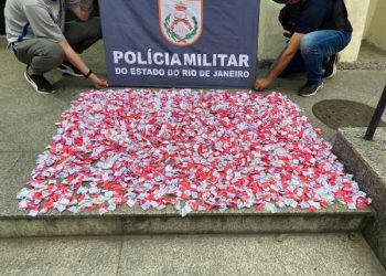 Drone localiza tonel com 2.500 pinos de cocaína escondido em mata em Resende