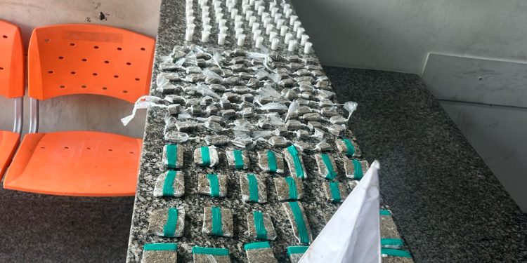 Drogas são apreendidas próximo a imóvel denunciado em Barra Mansa