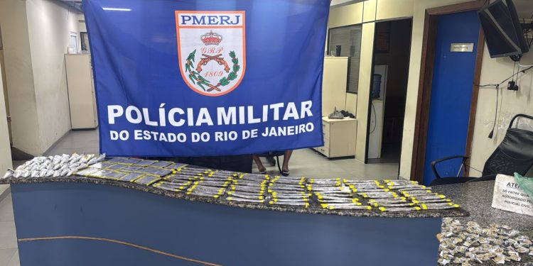 PM apreende drogas durante operação no Bracuí, em Angra dos Reis