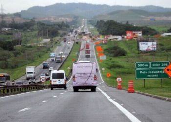 Motociclista morre em acidente com caminhão na Dutra em Resende