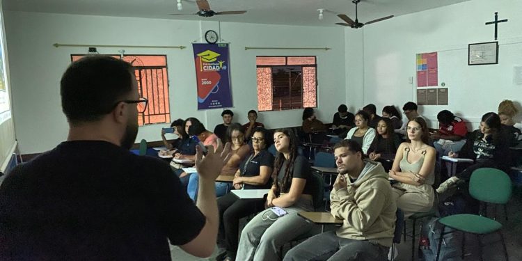 Aula especial prepara alunos para interpretação de arte no ENEM