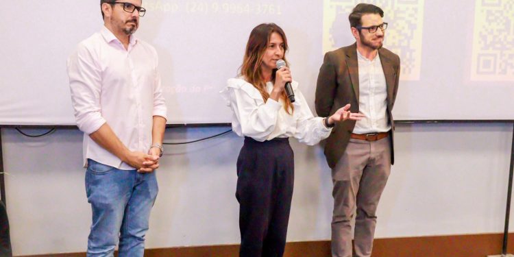 Katia Miki lança novo site da prefeitura de Barra do Piraí