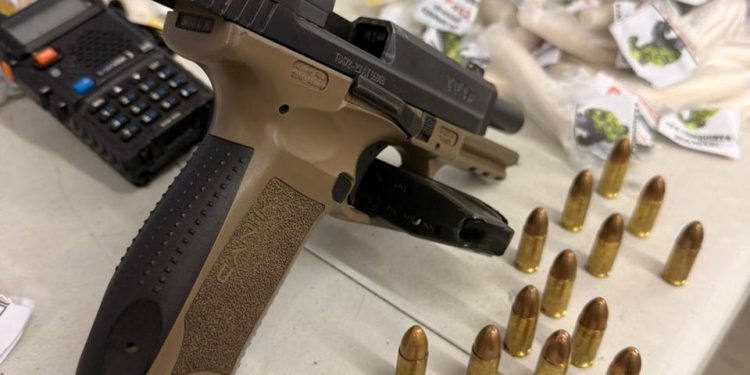 Traficantes em fuga deixam pistola e drogas para trás no Beco do Val em Volta Redonda