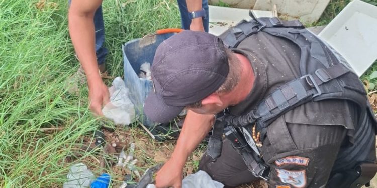 PM prende cinco pessoas e apreende três revólveres e drogas em operação em Paraíba do Sul
