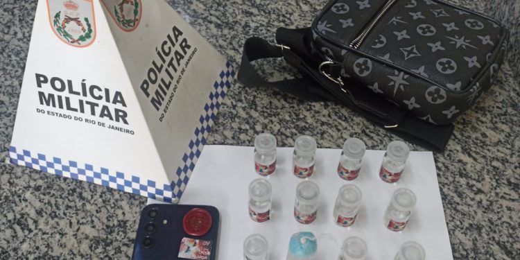Casa invadida, loló e celular do CV: PM detém dois em Barra do Piraí