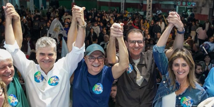 Fernando e Célia Jordão lançam pré-campanha ao lado de Eduardo Paes