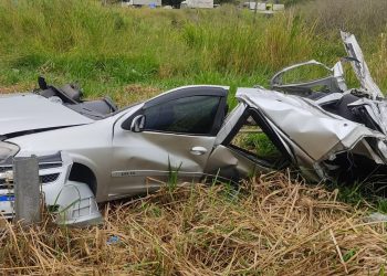 Motorista perde controle e bate Celta de frente com carreta na BR-393