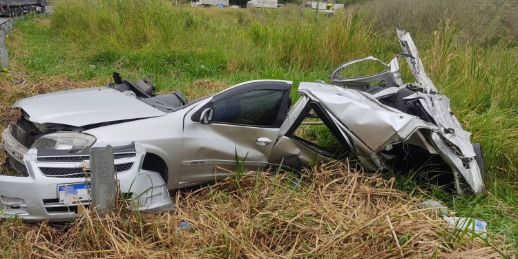 Motorista perde controle e bate Celta de frente com carreta na BR-393