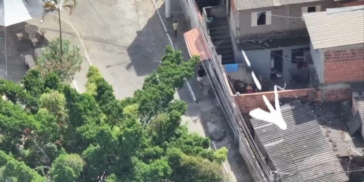 Drone flagra telhado suspeito e polícia apreende 2 kg de cocaína e maconha no Bom Pastor