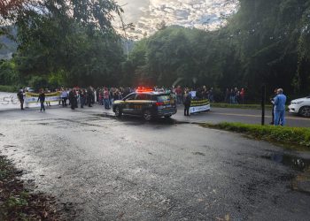 Manifestação interdita BR-101 em Paraty e causa retenção nos dois sentidos