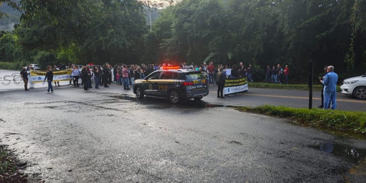 Manifestação interdita BR-101 em Paraty e causa retenção nos dois sentidos