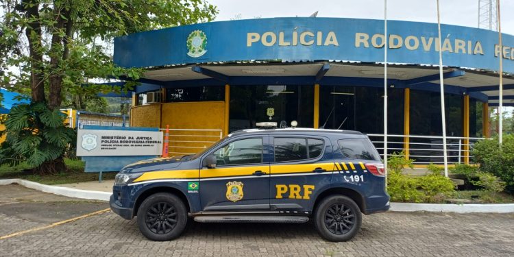 PRF flagra suspeita de sonegação fiscal após abordar caminhão com placas ilegíveis na Via Dutra