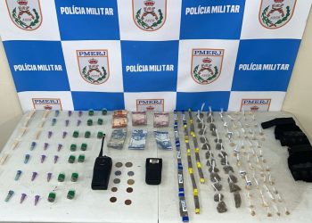 Jovem é preso com drogas, rádio transmissor e material tático em Volta Redonda