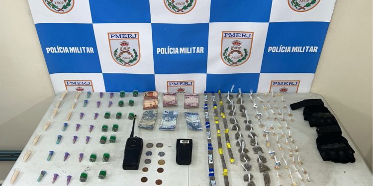 Jovem é preso com drogas, rádio transmissor e material tático em Volta Redonda