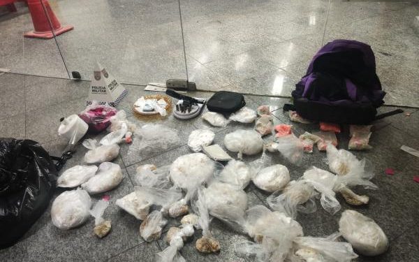 PM encontra revólver, quase quatro mil pedras de crack e 940 comprimidos de ecstasy em fazenda em Itatiaia