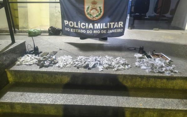 PM prende dois e apreende quase 2 kg de drogas em Resende