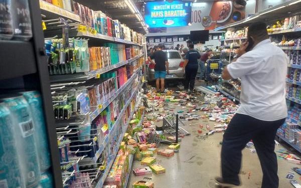 Quatro pessoas são atropeladas dentro de supermercado em Paraíba do Sul