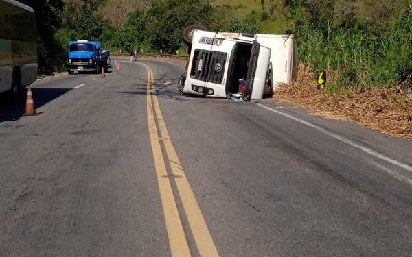 Carreta tomba na BR-393 em Barra do Piraí e deixa motorista ferido