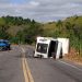 Carreta tomba na BR-393 em Barra do Piraí e deixa motorista ferido