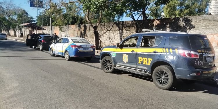 Operação da GM e PRF recupera carro roubado clonado em Volta Redonda